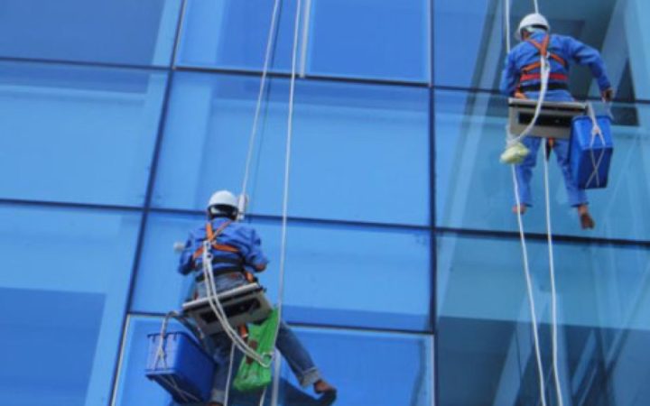 Vệ sinh kính tòa nhà cao tầng thế nào cho hiệu quả